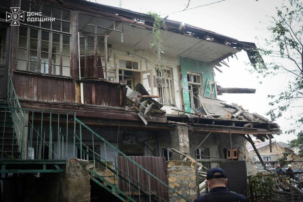 Рятувальники показали наслідки атаки РФ на Одесу: під завалами виявили тіло чоловіка Спасатели показали последствия атаки РФ на Одессу: под завалами обнаружили тело мужчины
