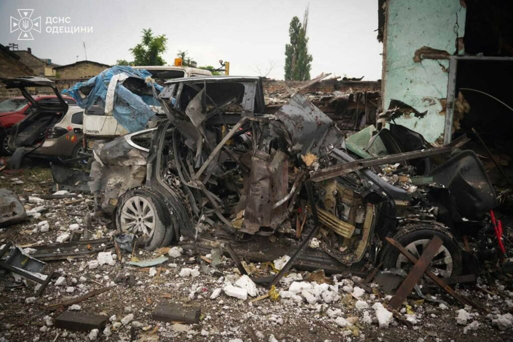 Рятувальники показали наслідки атаки РФ на Одесу: під завалами виявили тіло чоловіка Спасатели показали последствия атаки РФ на Одессу: под завалами обнаружили тело мужчины