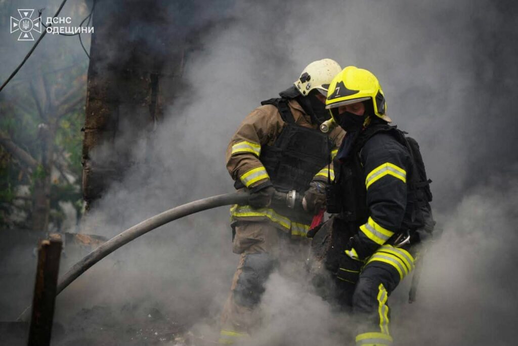 Рятувальники показали наслідки атаки РФ на Одесу: під завалами виявили тіло чоловіка Спасатели показали последствия атаки РФ на Одессу: под завалами обнаружили тело мужчины