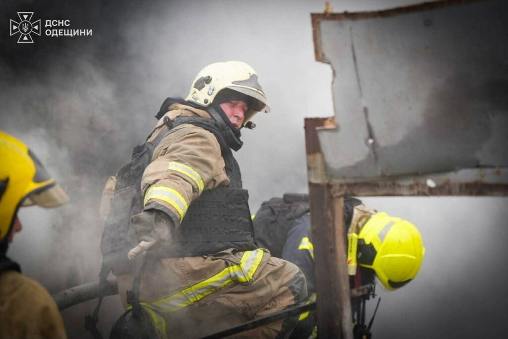 Рятувальники показали наслідки атаки РФ на Одесу: під завалами виявили тіло чоловіка Спасатели показали последствия атаки РФ на Одессу: под завалами обнаружили тело мужчины