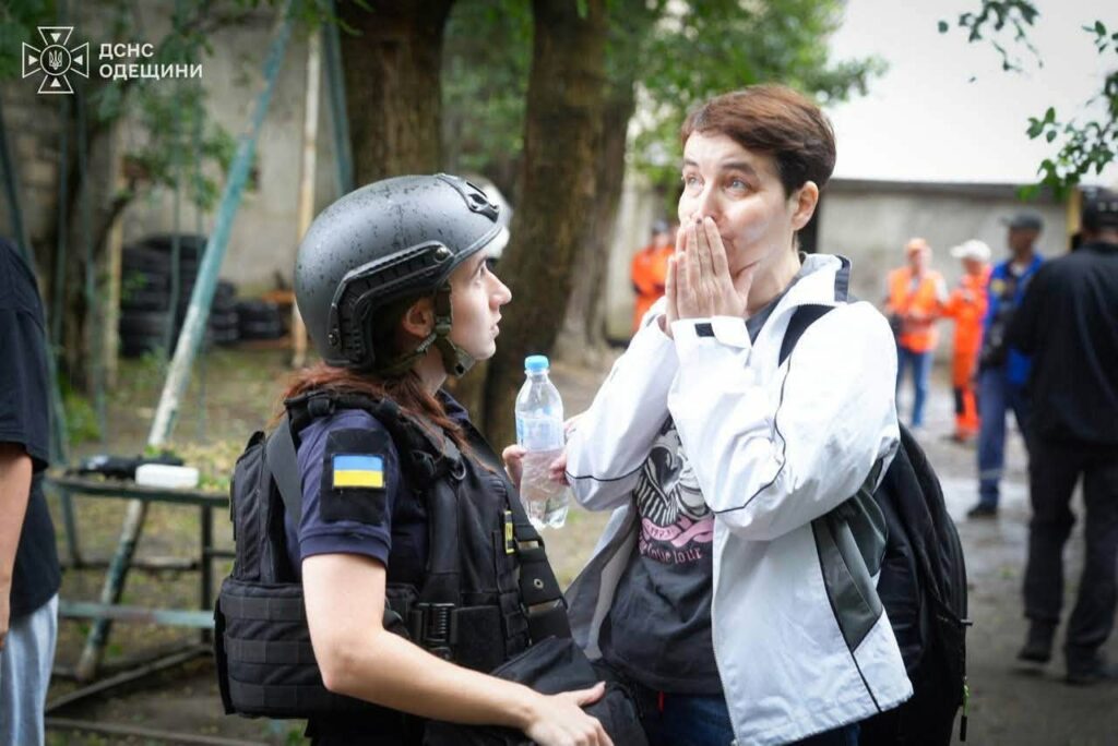 Рятувальники показали наслідки атаки РФ на Одесу: під завалами виявили тіло чоловіка Спасатели показали последствия атаки РФ на Одессу: под завалами обнаружили тело мужчины