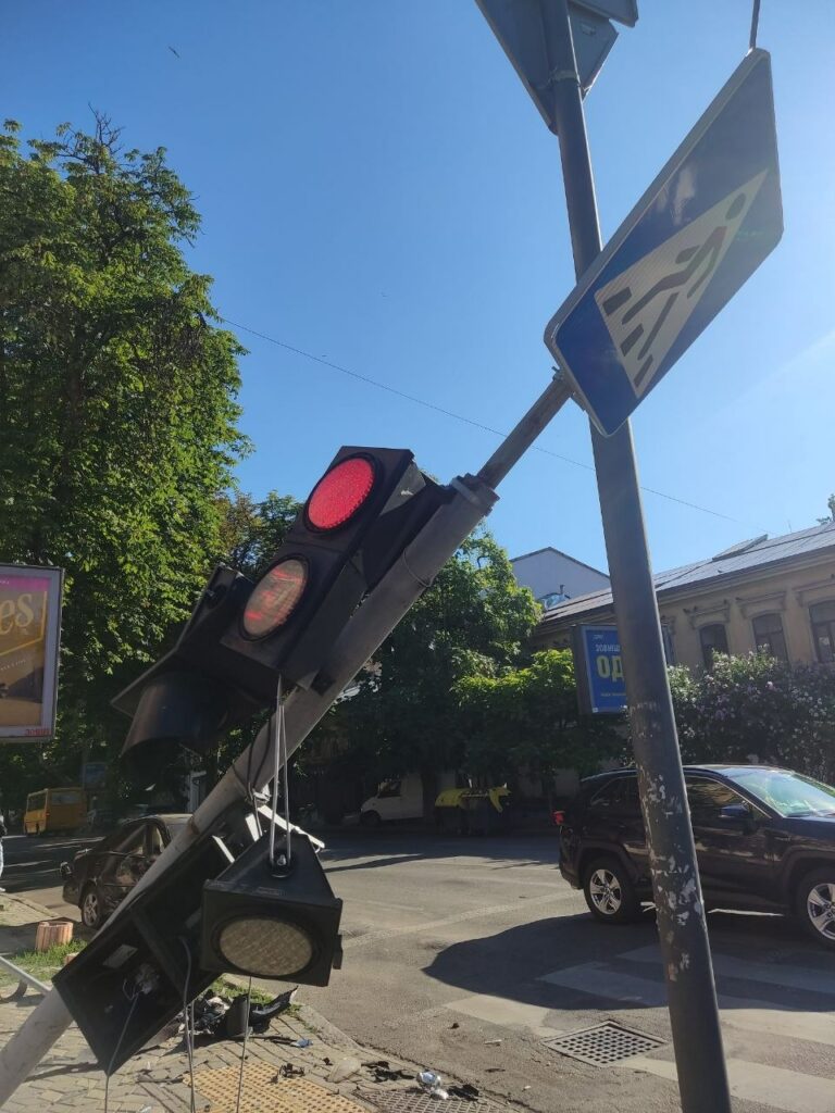 У центрі Одеси зіткнулися Toyota та Mazda (фото) У центрі Одеси зіткнулися Toyota та Mazda (фото)