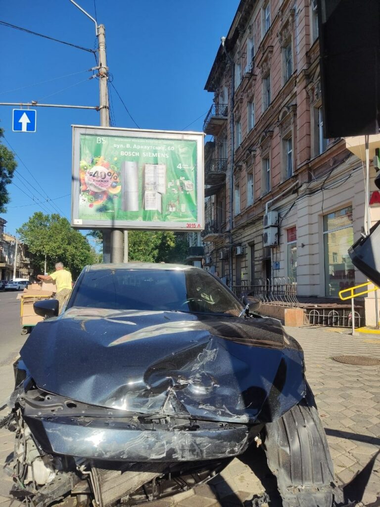 У центрі Одеси зіткнулися Toyota та Mazda (фото) У центрі Одеси зіткнулися Toyota та Mazda (фото)
