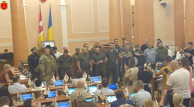 Во время внеочередной сессии Одесского горсовета ветераны заблокировали трибуну Во время внеочередной сессии Одесского горсовета ветераны заблокировали трибуну