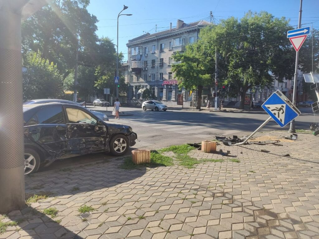 У центрі Одеси зіткнулися Toyota та Mazda (фото) У центрі Одеси зіткнулися Toyota та Mazda (фото)