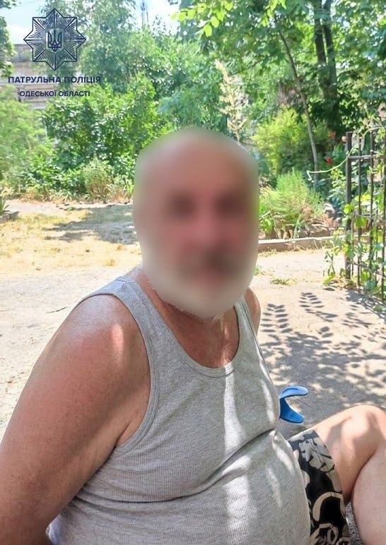 Одеські патрульні із застосуванням кайданок затримали нетверезого чоловіка з пістолетом