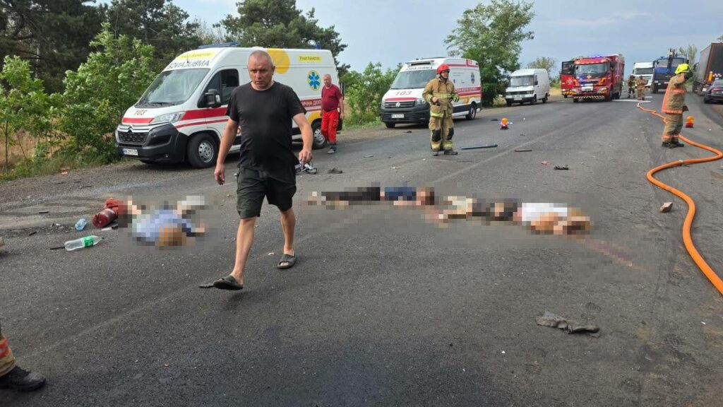 Автокатастрофа на трасі Одеса-Миколаїв: кількість жертв зросла до 12 Автокатастрофа на трассе Одесса — Николаев: количество погибших возросло до 12