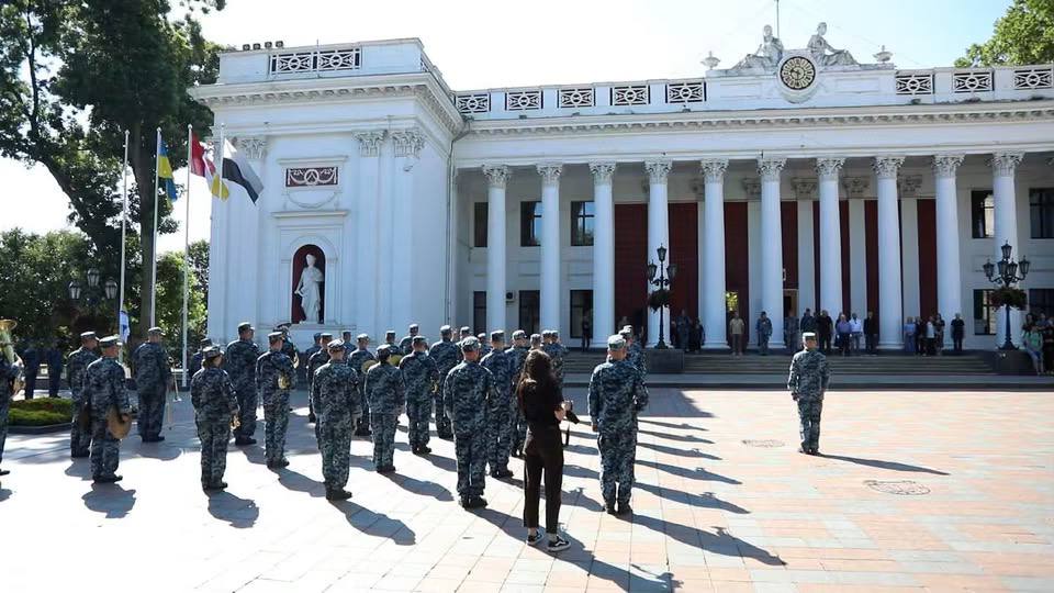 Прапор ВМС підняли на Біржовій площі в Одесі