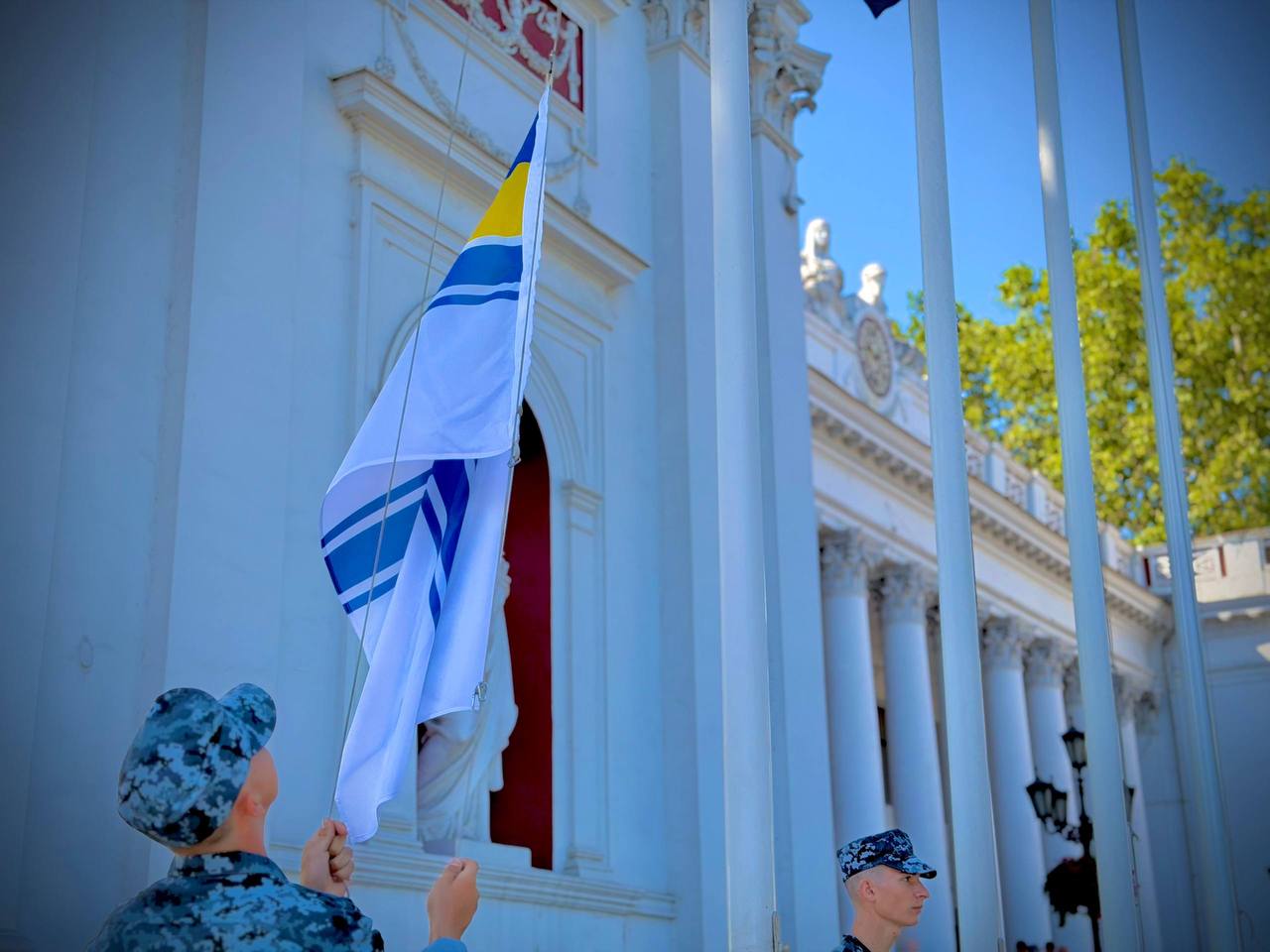 Прапор ВМС підняли на Біржовій площі в Одесі