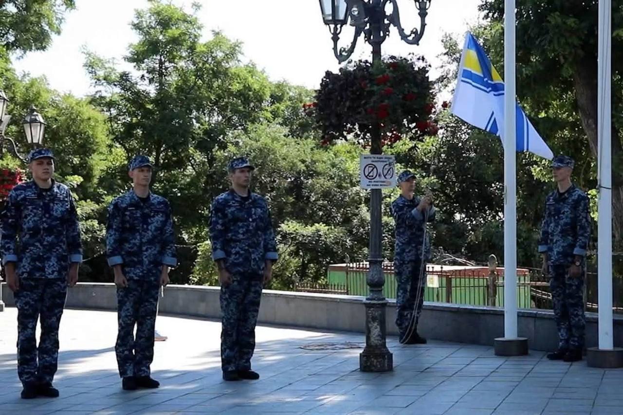 Прапор ВМС підняли на Біржовій площі в Одесі