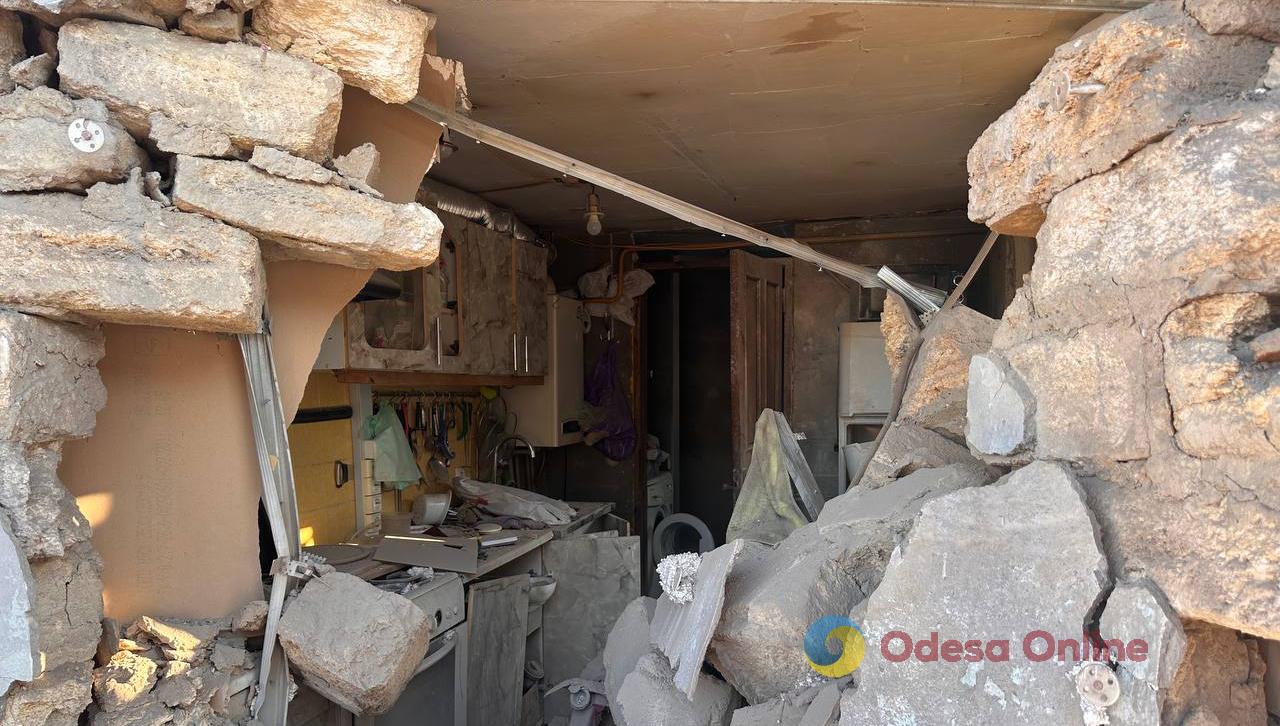 Нічний удар по Одесі: постраждала дитина (фоторепортаж) Нічний удар по Одесі: постраждала дитина (фоторепортаж)
