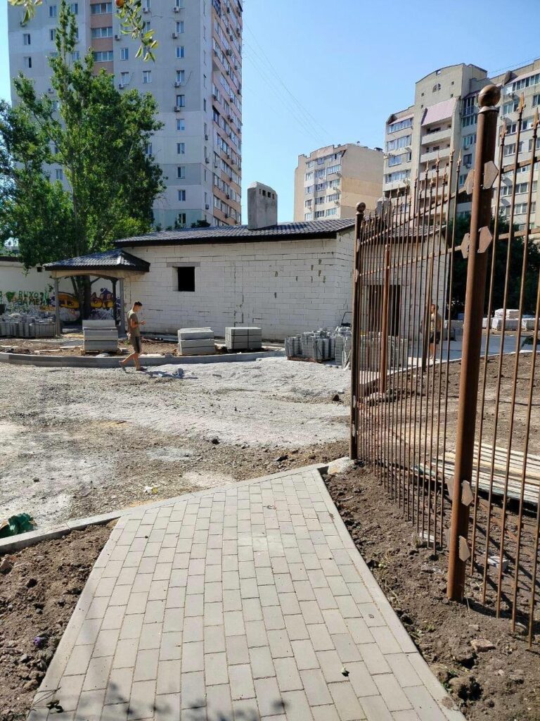 У Пересипському районі Одеси будують новий бюветний комплекс В Пересыпском районе Одессы строят новый бюветный комплекс