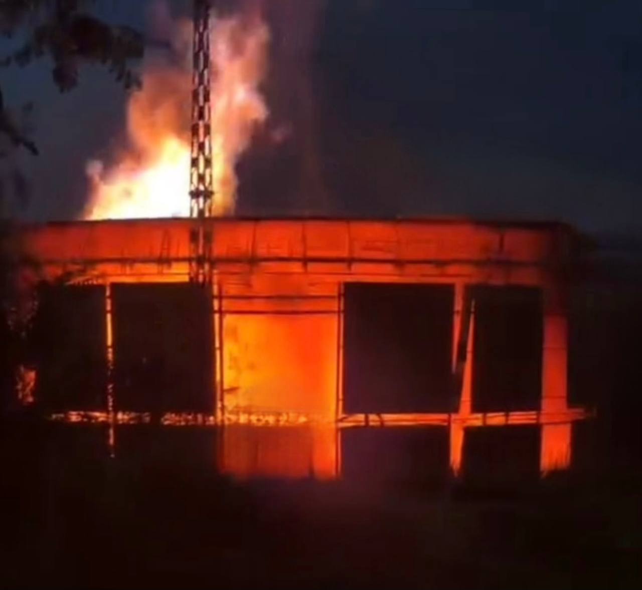 На Одещині через ворожий удар спалахнула пожежа на промисловому підприємстві
