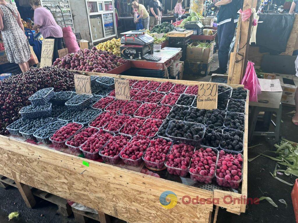 Смородина, огірки та творог: актуальні ціни на одеському «Привозі» Смородина, огірки та творог: актуальні ціни на одеському «Привозі»