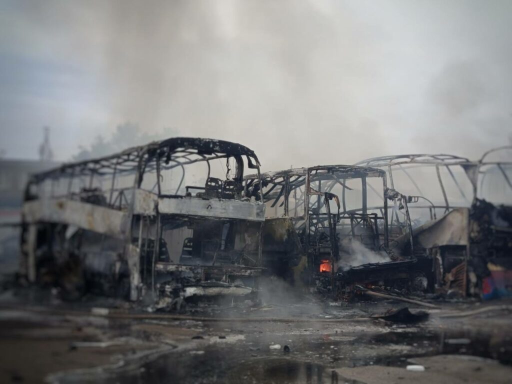 Знищені автобуси та пошкоджений санаторій: ДСНС показала наслідки обстрілу Одеси