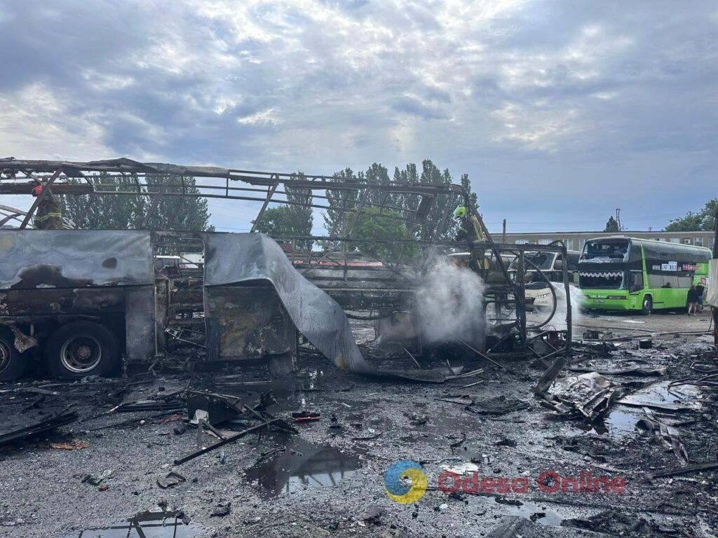Як виглядає автопарк в Одесі після атаки РФ: фоторепортаж з місця події Як виглядає автопарк в Одесі після атаки РФ: фоторепортаж з місця події