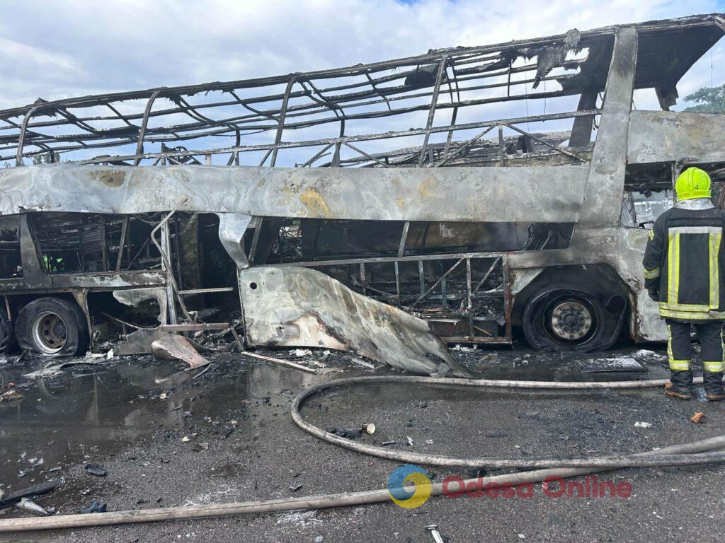 Як виглядає автопарк в Одесі після атаки РФ: фоторепортаж з місця події Як виглядає автопарк в Одесі після атаки РФ: фоторепортаж з місця події