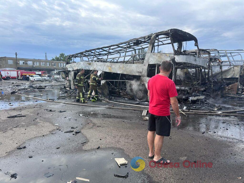 Як виглядає автопарк в Одесі після атаки РФ: фоторепортаж з місця події Як виглядає автопарк в Одесі після атаки РФ: фоторепортаж з місця події