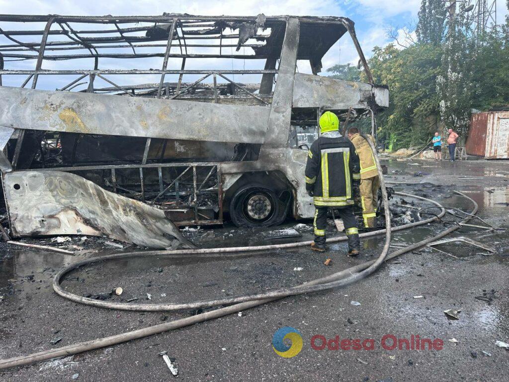 Як виглядає автопарк в Одесі після атаки РФ: фоторепортаж з місця події Як виглядає автопарк в Одесі після атаки РФ: фоторепортаж з місця події