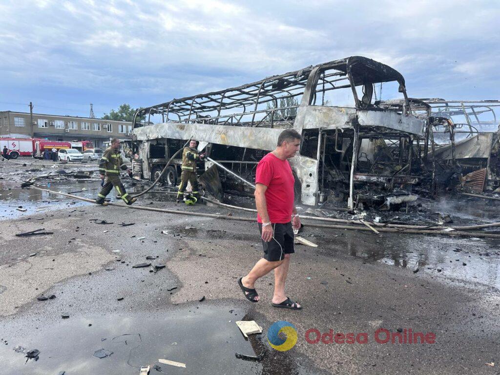 Як виглядає автопарк в Одесі після атаки РФ: фоторепортаж з місця події Як виглядає автопарк в Одесі після атаки РФ: фоторепортаж з місця події