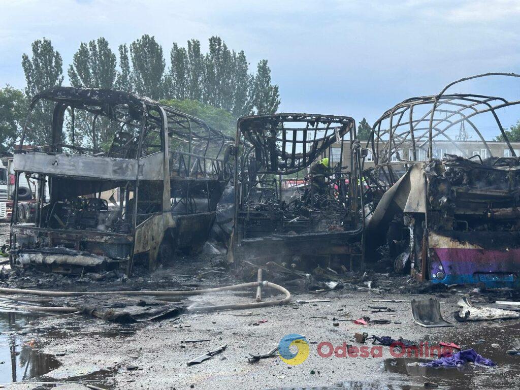 Як виглядає автопарк в Одесі після атаки РФ: фоторепортаж з місця події Як виглядає автопарк в Одесі після атаки РФ: фоторепортаж з місця події