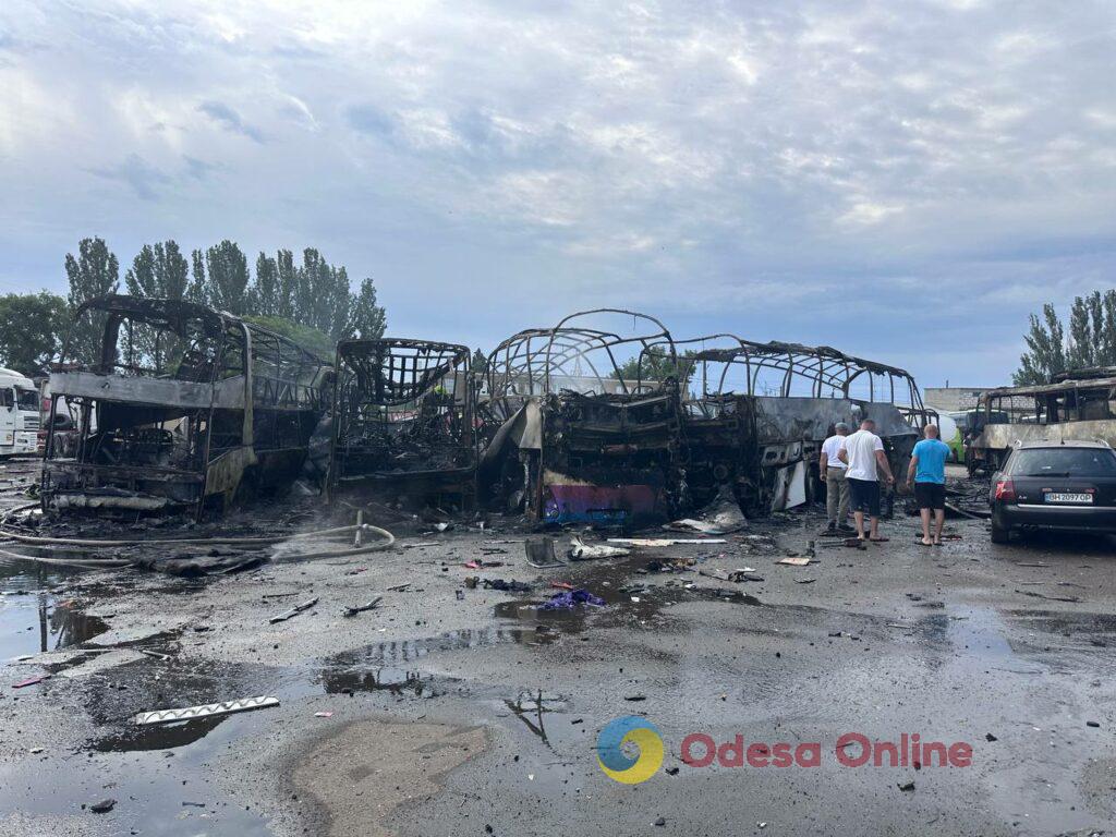 Як виглядає автопарк в Одесі після атаки РФ: фоторепортаж з місця події Як виглядає автопарк в Одесі після атаки РФ: фоторепортаж з місця події