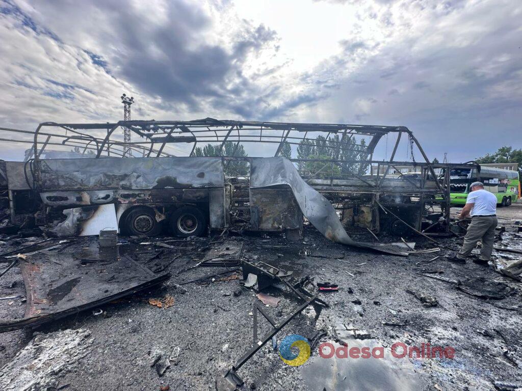 Як виглядає автопарк в Одесі після атаки РФ: фоторепортаж з місця події Як виглядає автопарк в Одесі після атаки РФ: фоторепортаж з місця події