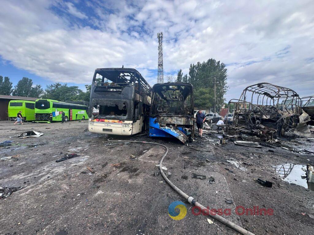 Як виглядає автопарк в Одесі після атаки РФ: фоторепортаж з місця події Як виглядає автопарк в Одесі після атаки РФ: фоторепортаж з місця події