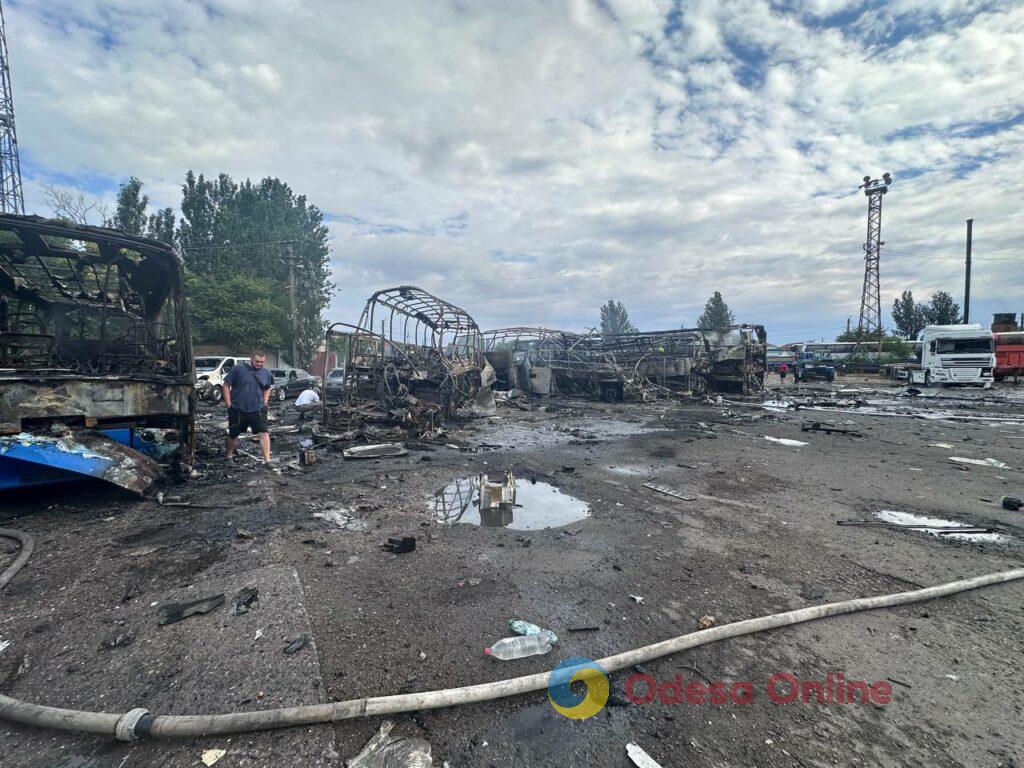 Як виглядає автопарк в Одесі після атаки РФ: фоторепортаж з місця події Як виглядає автопарк в Одесі після атаки РФ: фоторепортаж з місця події