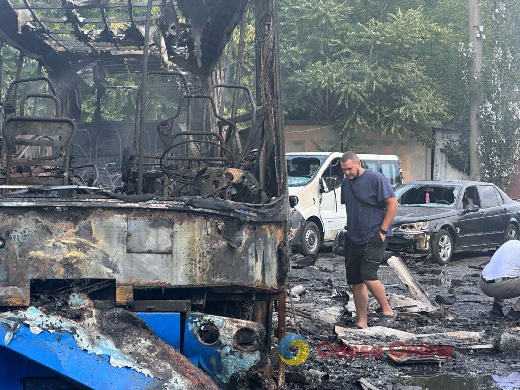 Як виглядає автопарк в Одесі після атаки РФ: фоторепортаж з місця події Як виглядає автопарк в Одесі після атаки РФ: фоторепортаж з місця події