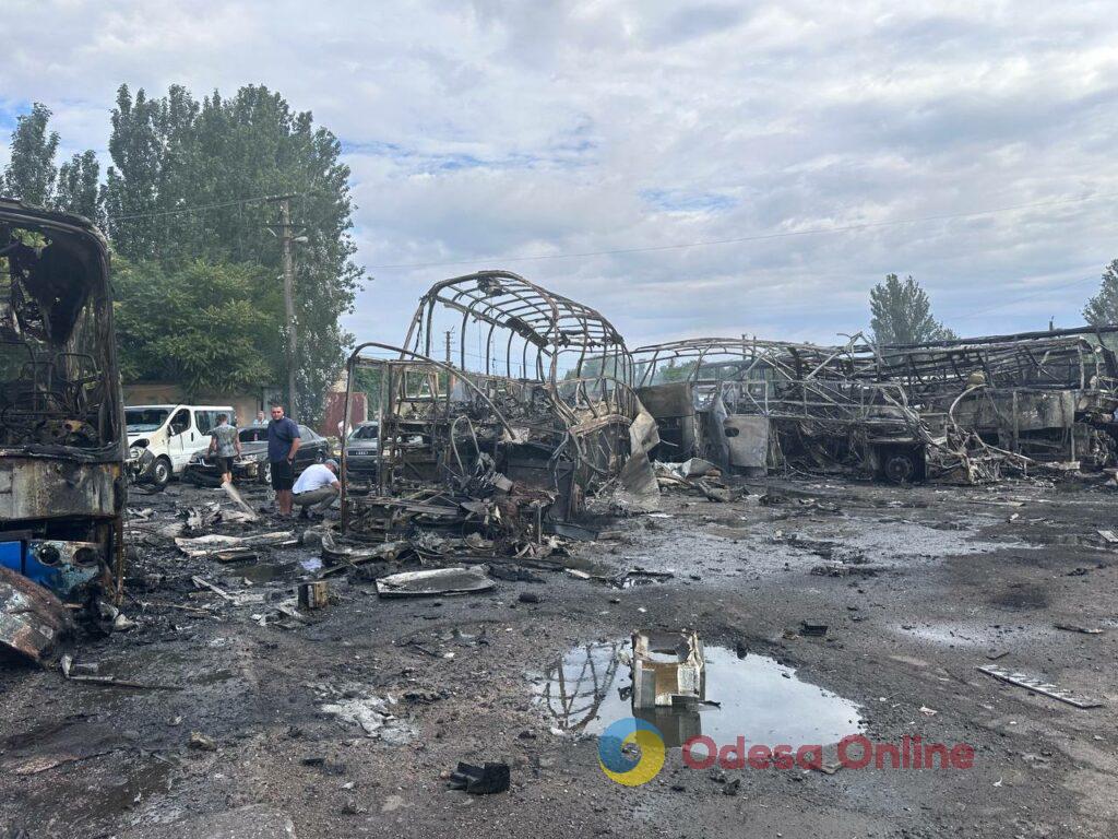 Як виглядає автопарк в Одесі після атаки РФ: фоторепортаж з місця події Як виглядає автопарк в Одесі після атаки РФ: фоторепортаж з місця події