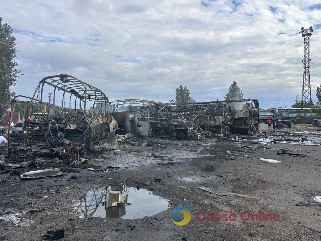 Як виглядає автопарк в Одесі після атаки РФ: фоторепортаж з місця події Як виглядає автопарк в Одесі після атаки РФ: фоторепортаж з місця події