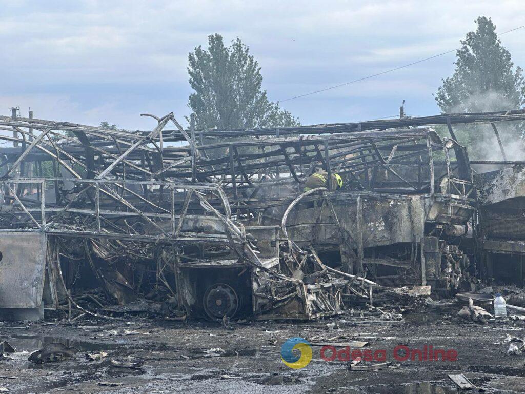 Як виглядає автопарк в Одесі після атаки РФ: фоторепортаж з місця події Як виглядає автопарк в Одесі після атаки РФ: фоторепортаж з місця події
