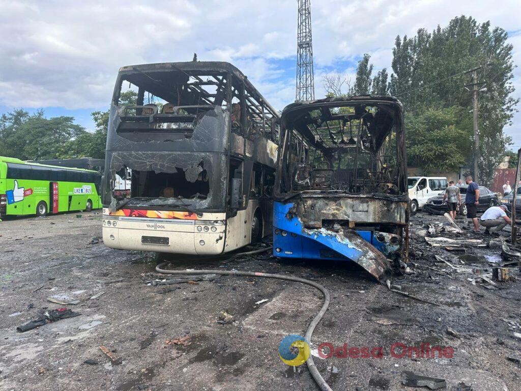 Як виглядає автопарк в Одесі після атаки РФ: фоторепортаж з місця події Як виглядає автопарк в Одесі після атаки РФ: фоторепортаж з місця події