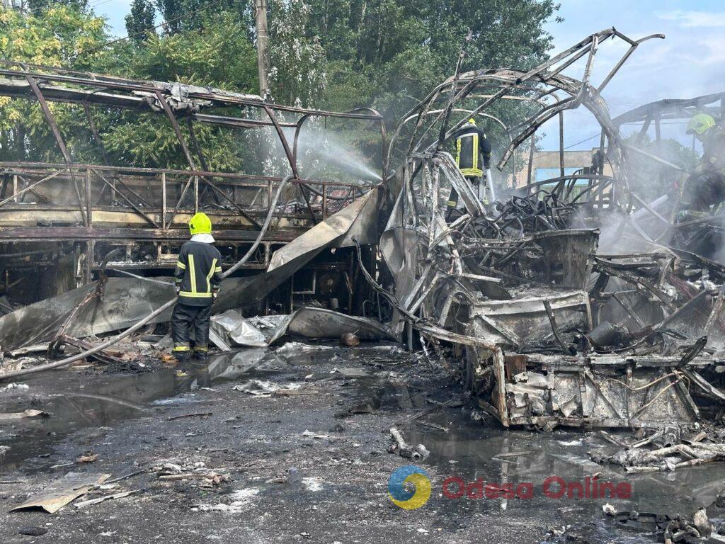 Як виглядає автопарк в Одесі після атаки РФ: фоторепортаж з місця події Як виглядає автопарк в Одесі після атаки РФ: фоторепортаж з місця події