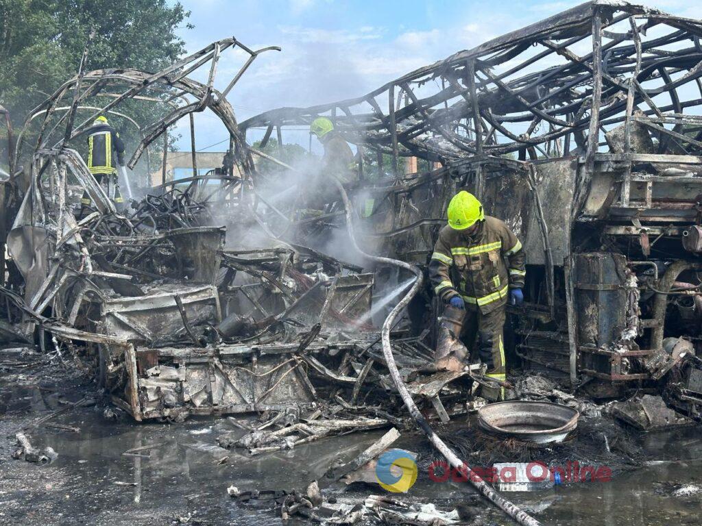 Як виглядає автопарк в Одесі після атаки РФ: фоторепортаж з місця події Як виглядає автопарк в Одесі після атаки РФ: фоторепортаж з місця події