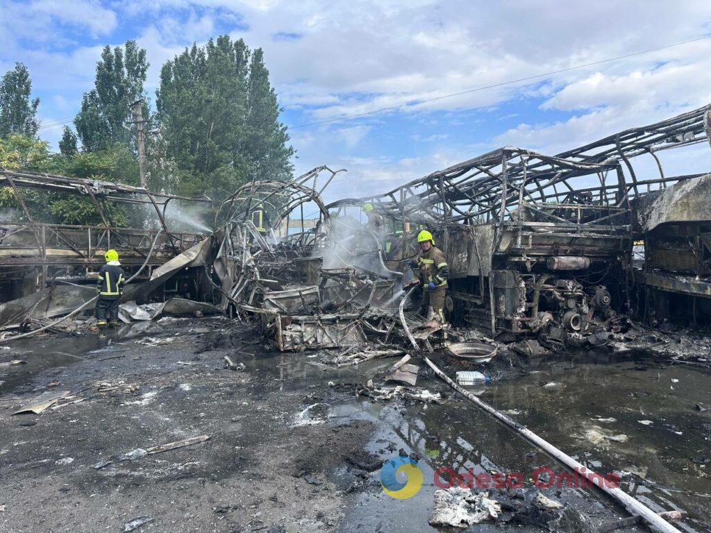 Як виглядає автопарк в Одесі після атаки РФ: фоторепортаж з місця події Як виглядає автопарк в Одесі після атаки РФ: фоторепортаж з місця події