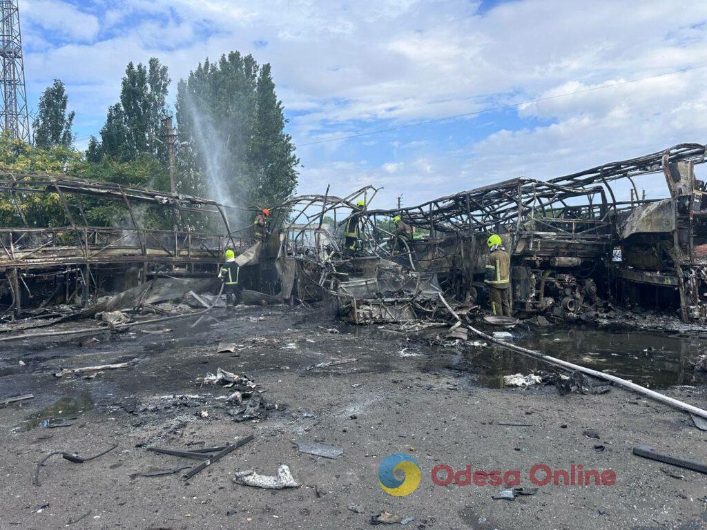 Як виглядає автопарк в Одесі після атаки РФ: фоторепортаж з місця події Як виглядає автопарк в Одесі після атаки РФ: фоторепортаж з місця події