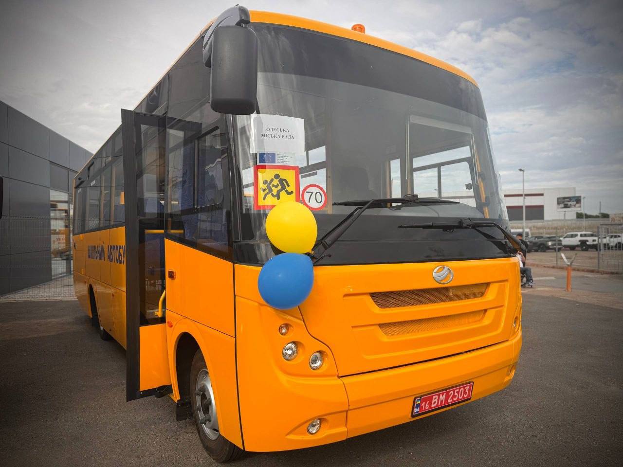 Одеса отримала два нові інклюзивні шкільні автобуси