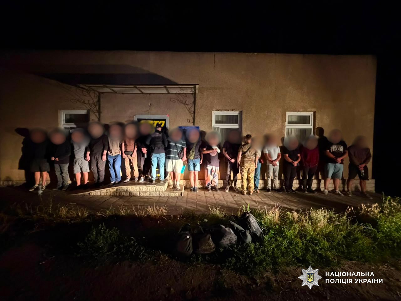 Везли в Молдову 13 мужчин: в Одесской области задержали организаторов нелегального трансфера Везли в Молдову 13 мужчин: в Одесской области задержали организаторов нелегального трансфера