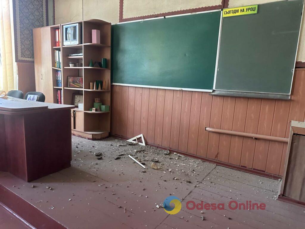 Вікна вибило разом із рамами: як виглядає пошкоджений від ворожої атаки коледж в Одесі