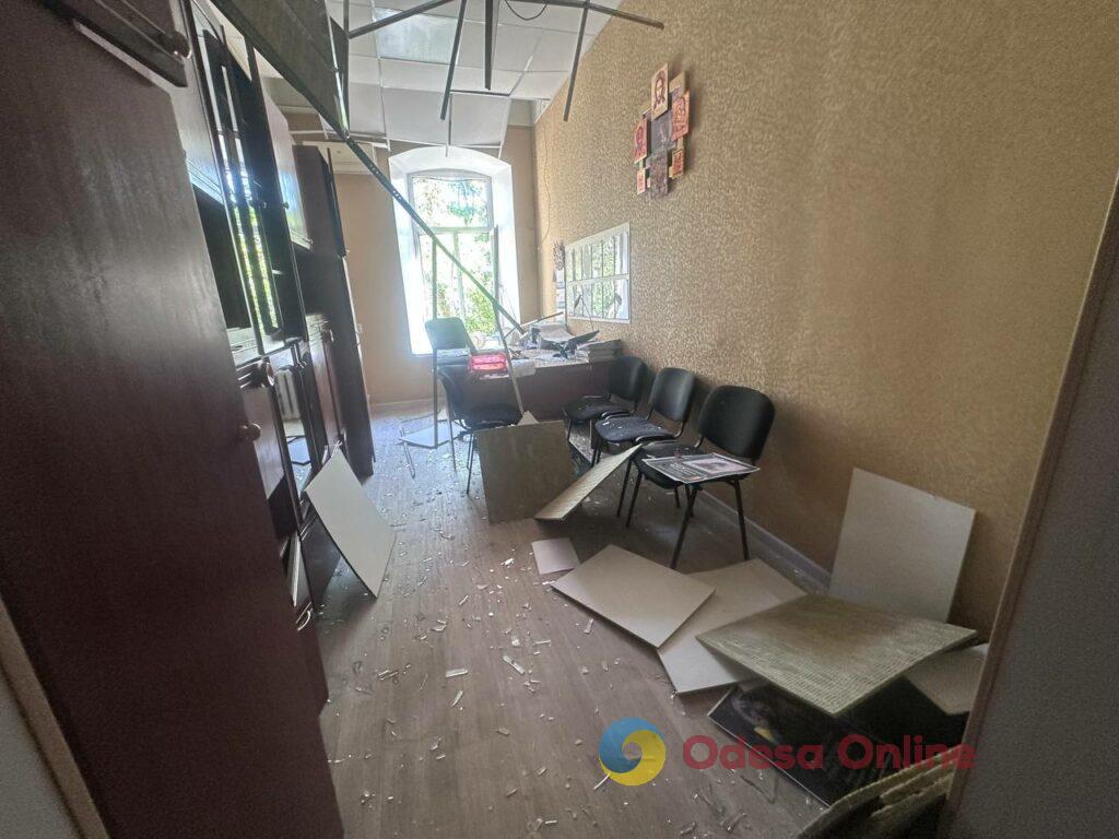 Вікна вибило разом із рамами: як виглядає пошкоджений від ворожої атаки коледж в Одесі