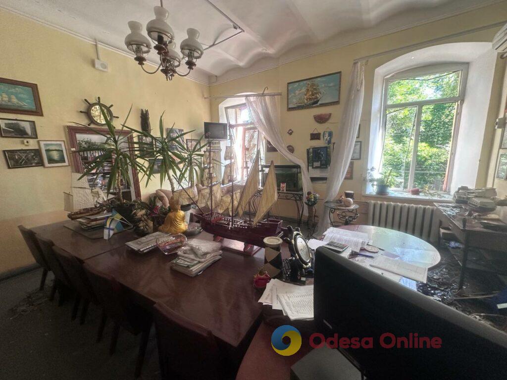 Вікна вибило разом із рамами: як виглядає пошкоджений від ворожої атаки коледж в Одесі