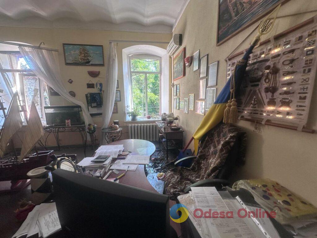 Вікна вибило разом із рамами: як виглядає пошкоджений від ворожої атаки коледж в Одесі Окна выбило вместе с рамами: как выглядит колледж в Одессе после утренней атаки РФ