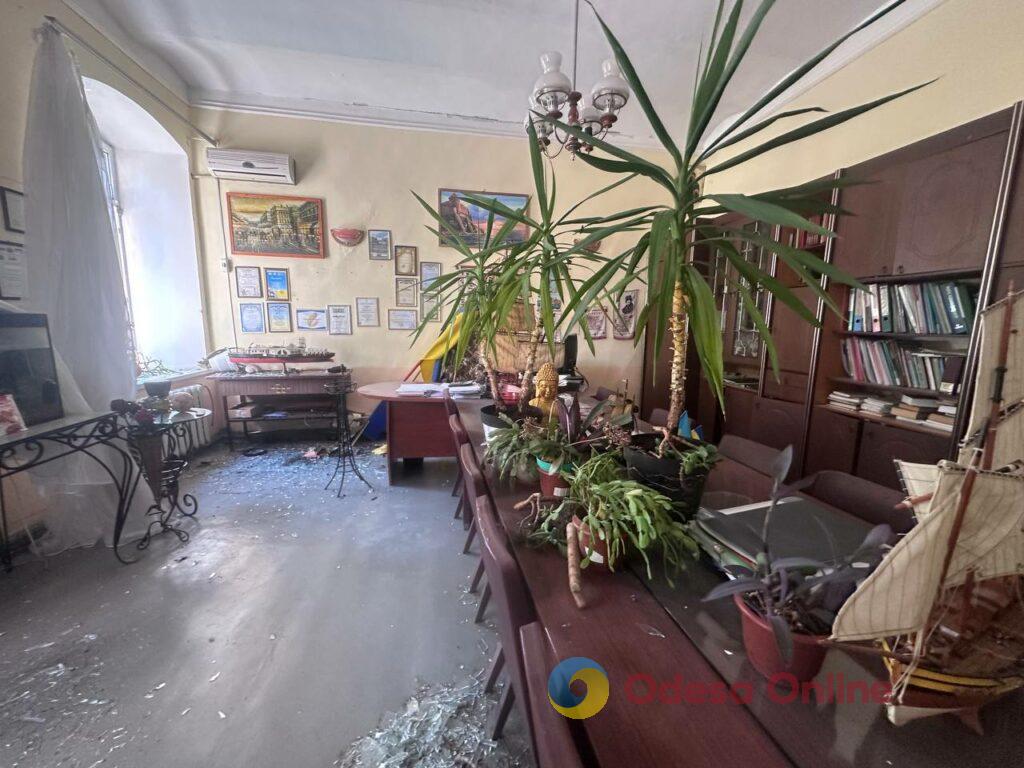 Вікна вибило разом із рамами: як виглядає пошкоджений від ворожої атаки коледж в Одесі