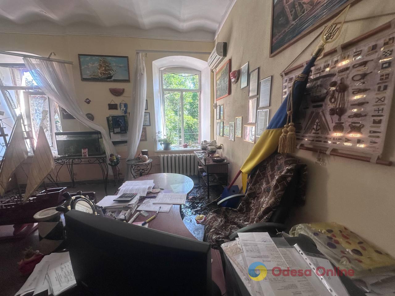 Окна выбило вместе с рамами: как выглядит колледж в Одессе после утренней атаки РФ Окна выбило вместе с рамами: как выглядит колледж в Одессе после утренней атаки РФ