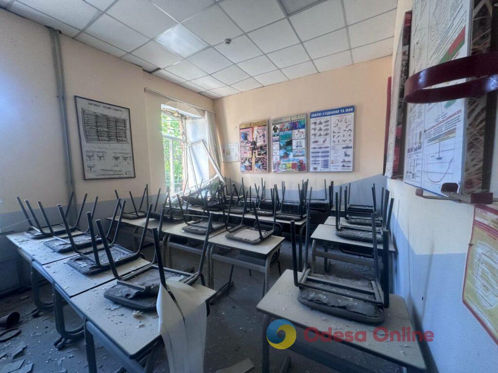 Вікна вибило разом із рамами: як виглядає пошкоджений від ворожої атаки коледж в Одесі