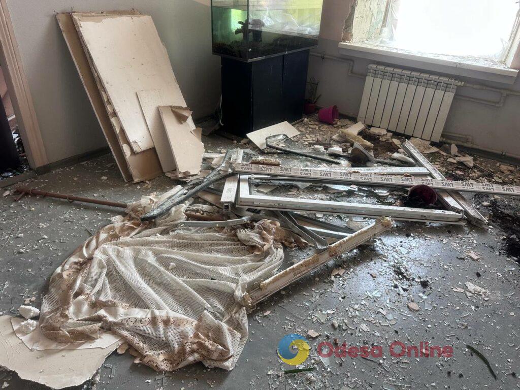 Вікна вибило разом із рамами: як виглядає пошкоджений від ворожої атаки коледж в Одесі