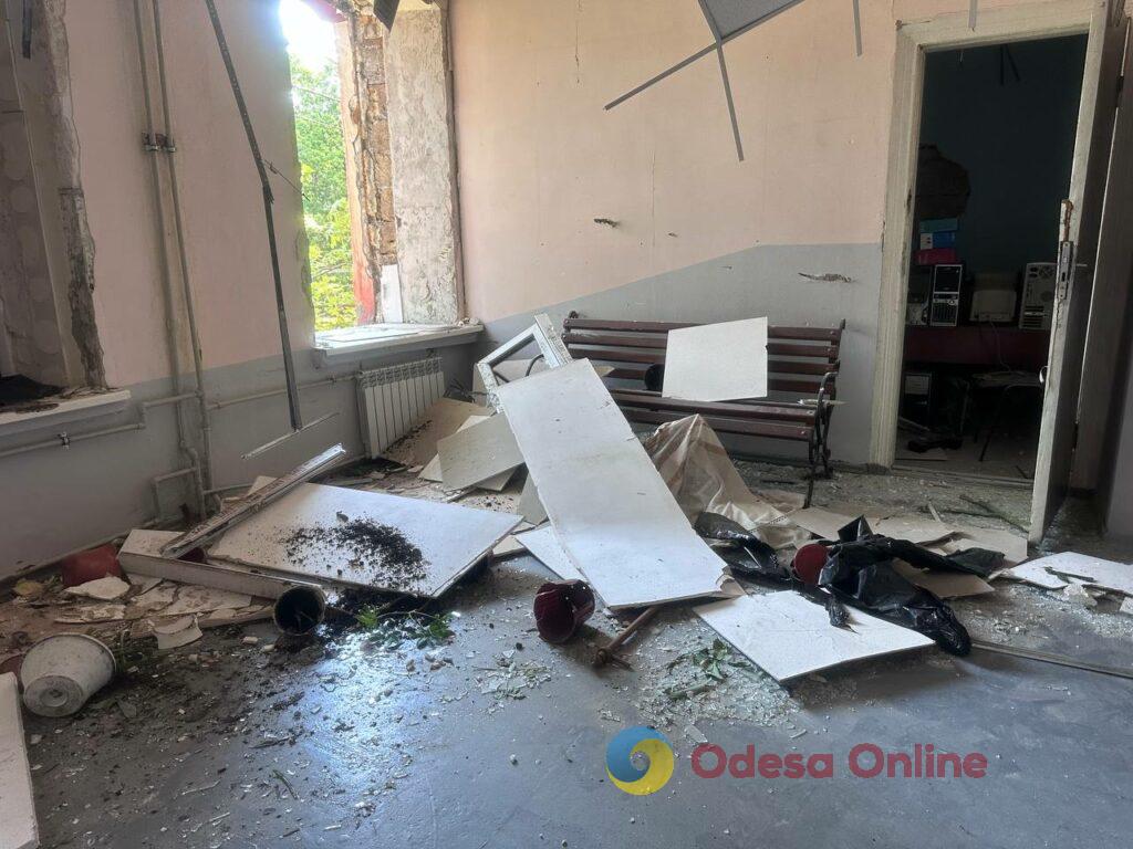 Вікна вибило разом із рамами: як виглядає пошкоджений від ворожої атаки коледж в Одесі