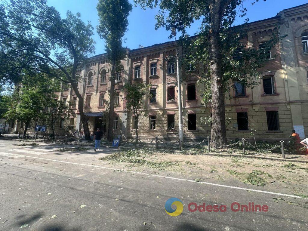 Вікна вибило разом із рамами: як виглядає пошкоджений від ворожої атаки коледж в Одесі